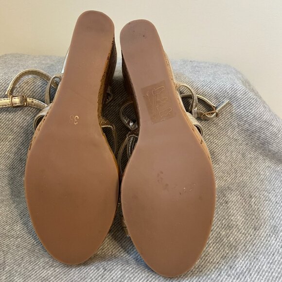💫 Effortless Style: Le Chateau Golden Wedge Sandals (Size 7 / 38) 💫 - Picture 4 of 9